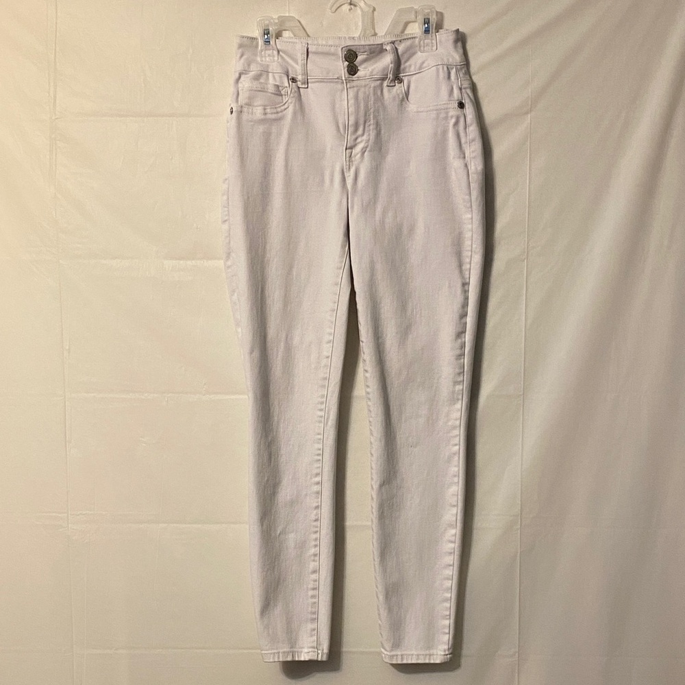 Maurices Women's White Skinny Jeans. Tiny ink spot on knee.